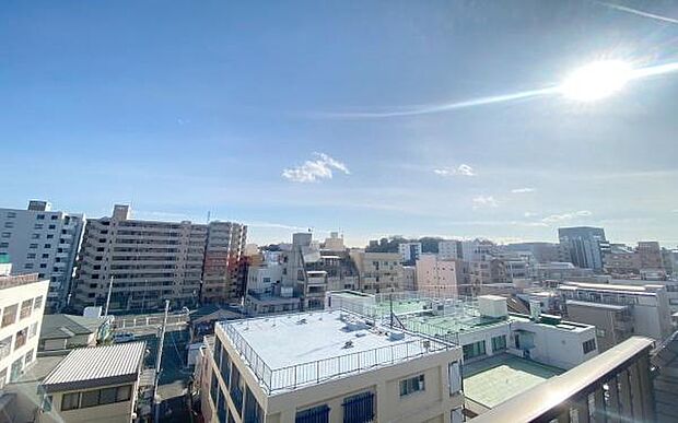 ■目の前には気持ちの良い青空が広がります。前面に高い建物がないので開放的で開けた眺望が望めます。
