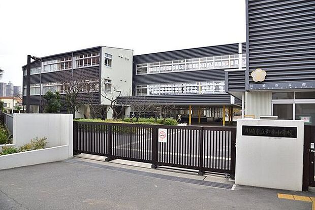 川崎市立御幸小学校まで732m、子どもたちの明るい声が校舎内外に響き渡り、ますます活気あふれる学校になっています。
