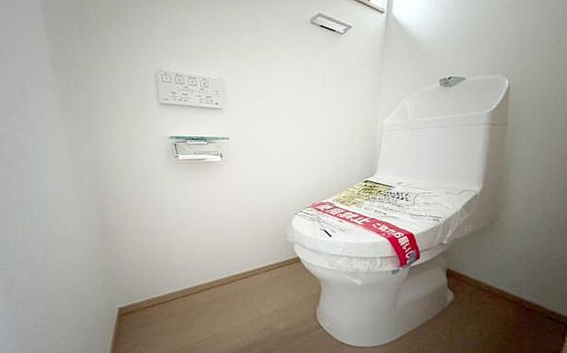 《トイレ》　■窓のあるトイレは明るい空間で清潔感があります。