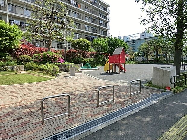 本郷公園まで693m、栄区役所前にある小さな公園。遊具は滑り台と、お砂場、広場です。