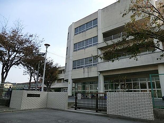 横浜市立飯島中学校まで953m、学校教育目標：「あいさつ」から始まる、「思いやり」「団結」「けじめ」の心を持つ生徒の育成