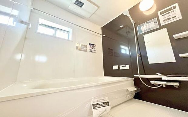《浴室》■高級感のあるバスルームは一日の疲れを癒す居心地の良い空間です。