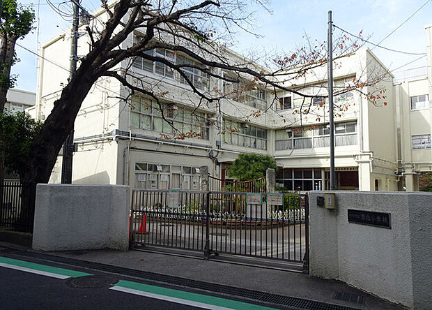 横浜市立港北小学校まで678m、学校教育目標は『〜ひと・もの・ことにはたらきかけ、豊かな心を育む学校〜』
