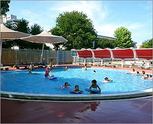 中村公園プールまで250m、中村公園内にある夏季シーズンにオープンする屋外プール。25メートルプールと子ども用プールで水泳や水遊びを楽しめます。