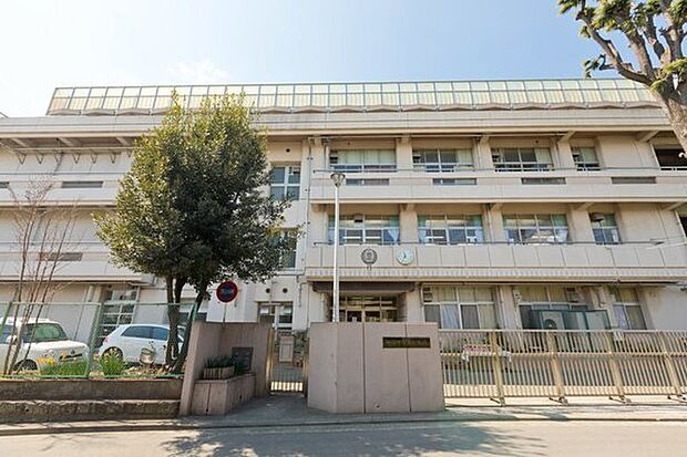 横浜市立西中学校まで170m、開校当時は生徒数474名で、昭和28年に1694名となり、昭和29年西中学校岩井原分校が岩井原中学校として独立しました