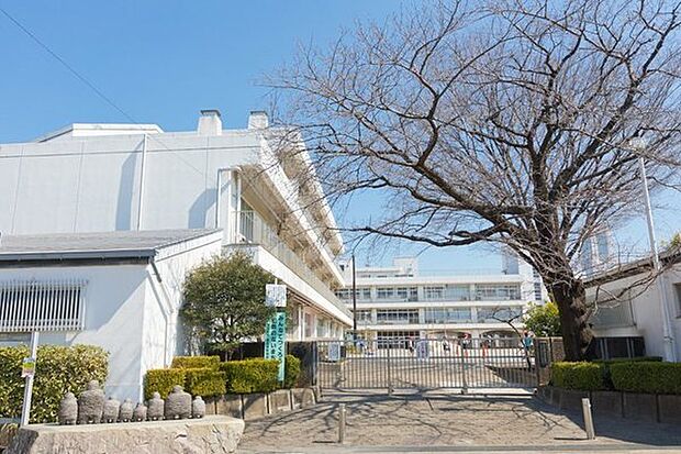 横浜市立西前小学校まで534m、学校教育目標は『自ら学び　友達や社会とかかわり合いながら　ともに新しい社会を創ろうとする子ども』