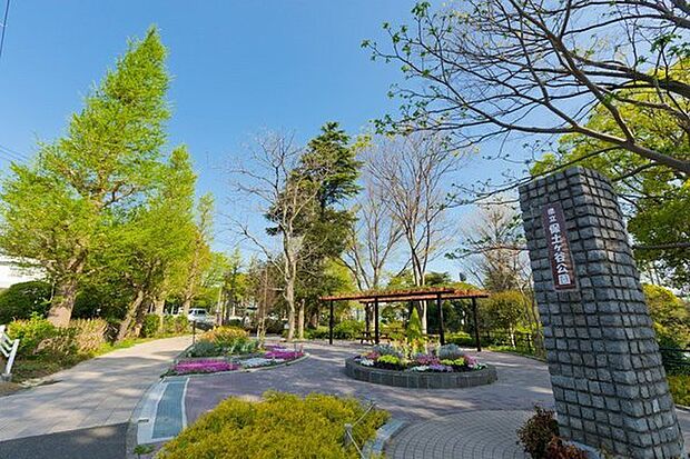神奈川県立保土ヶ谷公園まで1693m、梅、桜などの木々、四季折々の香りと色に包まれる花壇、遊具広場、テニスコートや野球場など様々な運動施設が充実。