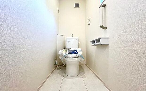 《トイレ》　■トイレは明るい空間で清潔感があります。