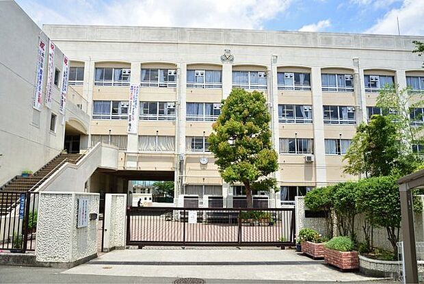 川崎市立西高津中学校まで734m、校章には「己を守り、教育を守り、社会を守る盾」であれという意味があるそうです。