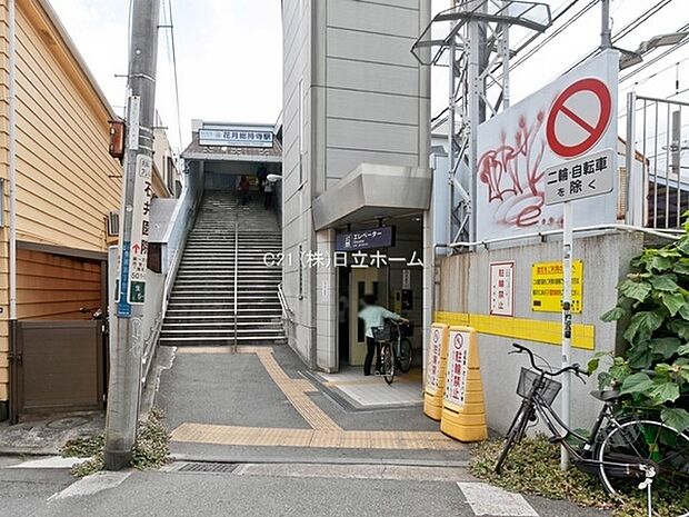 花月総持寺駅（京浜急行電鉄本線）まで1485m、品川駅まで約19分、横浜駅まで約14分。国道15号（第一京浜）が近く、車での移動もスムーズなエリアです。