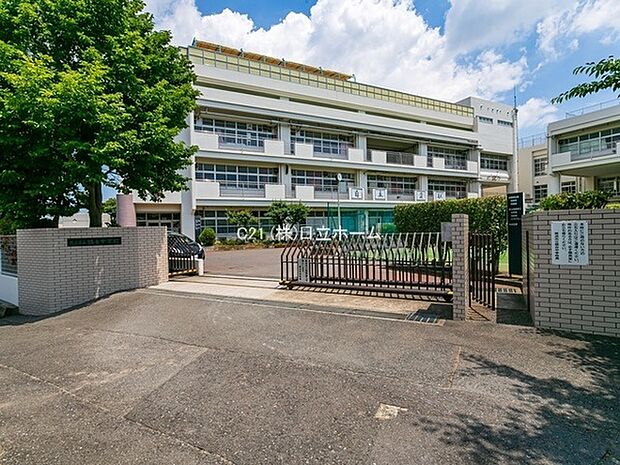 横浜市立錦台中学校まで1110m、学校の教育目標は『自立貢献    夢をもち努力をおしまず感謝を共有できる生徒』です。