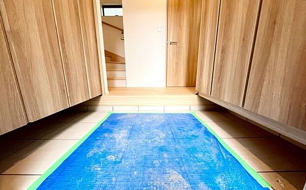 《玄関》　■シューズボックス付きで玄関もスッキリ。綺麗な玄関で帰るのが楽しみになりますね。