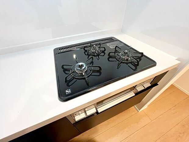 《三口ガスコンロ》 ■毎日料理をする方、家族の分まで作られる方には必須の三口ガスコンロ。同時進行が可能で効率よく、楽しく料理ができます