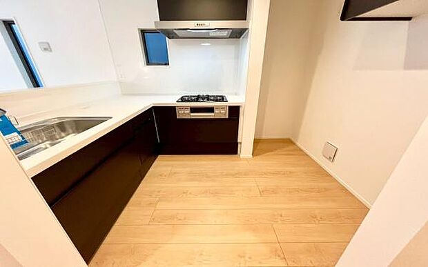 《アイランドキッチン》　■家族が集う楽しく親子の会話も弾むアイランドキッチン。明るく清潔で使い勝手のいいキッチンには、いつも家族の笑顔があふれています。