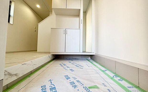 《玄関》 ■玄関を開けると、エントランスホールがお出迎え。上がりがまちやシューズボックスがゆったりと構え、心地よさに包まれます。