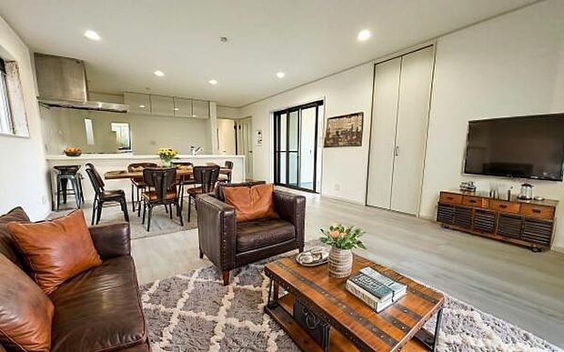 《リビングダイニング》 ■本画像はCGで作成しており、実際に現地に家具は置かれておりません。また、価格に家具は含まれておりません。