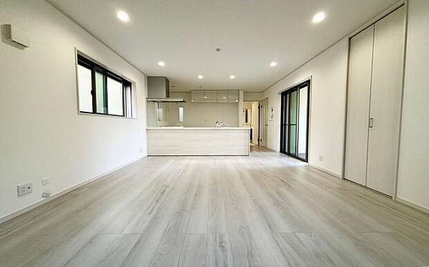 《リビングダイニング》 ■開放的で広いリビング。のびのびとくつろげるリビングは、家族のコミュニケーションの場として、みんなが集まる憩いの場所に。