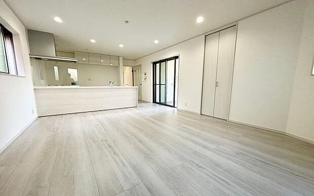 《リビングダイニング》 ■上質な時間を育む暮らしのメインステージ。寛ぎとご家族とのコミュニケーションを育む居心地のよい場所。