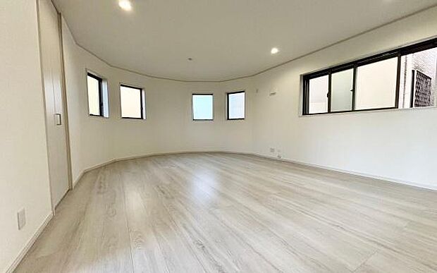 《リビングダイニング》 ■あふれる光と風の心地よさ。明るいカラーとナチュラルな素材感を活かしたデザイン。家族と過ごす大切な時間を優しく包み、やすらぎと幸せが満ちてくる住まい。