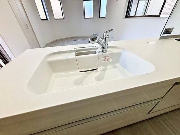 《システムキッチン》 ■人造大理石シンクは、見た目がとてもスッキリしています。水垢が付きにくいのも嬉しいポイントです。