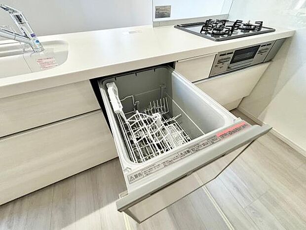 《食器洗い乾燥機》 ■食事後もゆっくり過ごせる食器洗い乾燥機を設置。手洗いよりもキレイに洗え、節水にもなります。