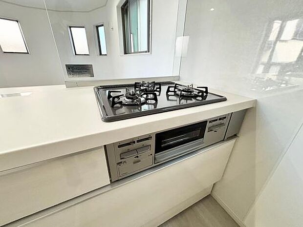 《キッチン・ガスコンロ》 ■三口タイプのガスコンロで、お料理の幅も広がります。