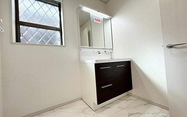 《洗面化粧台》 ■使いやすいシャープなデザインの洗面化粧台。