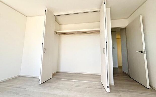 《収納》 ■洋服を機能的に収納できるハンガーパイプのほか、帽子やバッグを置ける枕棚も設置。ゆとりあふれる収納空間です。