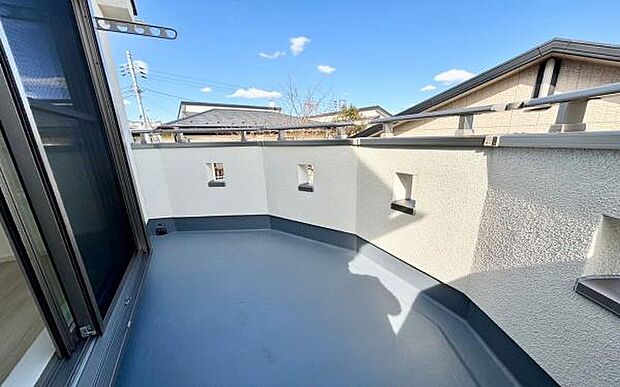 《バルコニー》 ■陽当りも良く、洗濯物も良く乾きそうです。目の前には気持ちの良い青空が広がります。