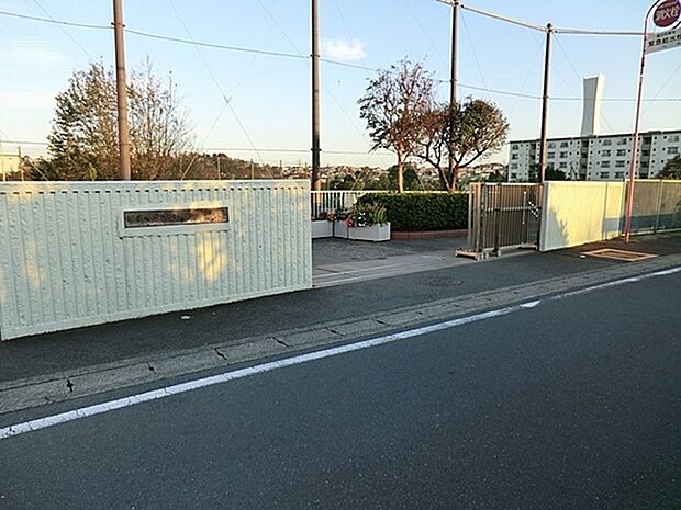 横浜市立汲沢中学校まで1106m、学校教育目標:「自ら学び、互いに認め合い、たくましく生きよう」