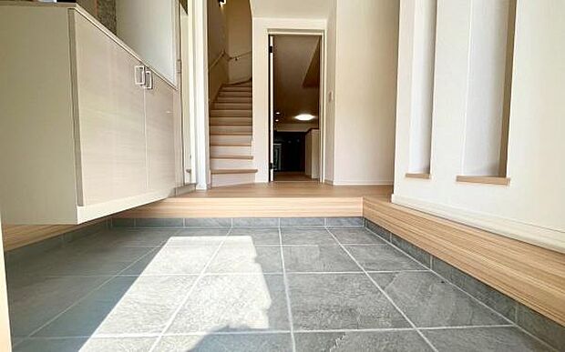 《玄関》　■我が家の顔である玄関。帰るのが楽しみになりますね。