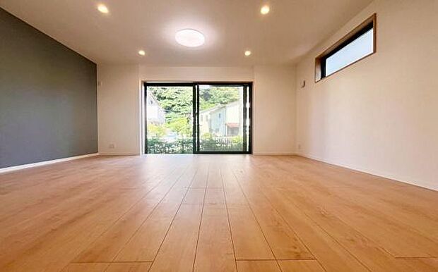 《リビングダイニング》　■豊かな光が照らすこの場所は、たわいもない会話を楽しみ、ゆったりとした時間を過ごす場所。家族の日常が刻まれる大切な空間です。