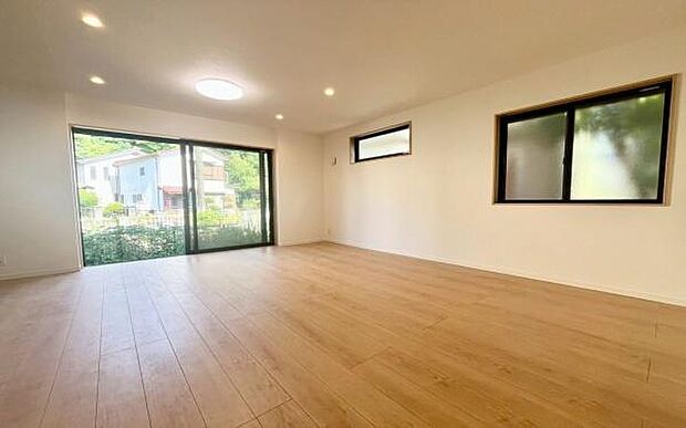 《リビングダイニング》　■のびのびとくつろげるリビングは、家族のコミュニケーションの場として、みんなが集まる憩いの場所に。