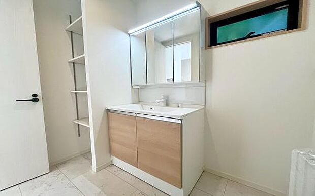 《洗面化粧台》　■使いやすいシャープなデザインの洗面化粧台。