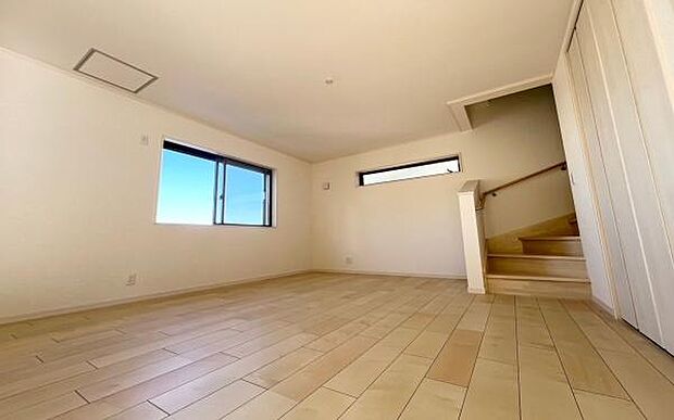 《リビングダイニング》 ■開放的で広いリビング。のびのびとくつろげるリビングは、家族のコミュニケーションの場として、みんなが集まる憩いの場所に。