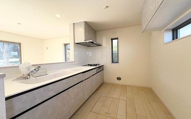 《システムキッチン》 ■家族が集う楽しいキッチン。親子の会話も弾む、広めのキッチン。明るく清潔で使い勝手のいいキッチンには、いつも家族の笑顔があふれています。