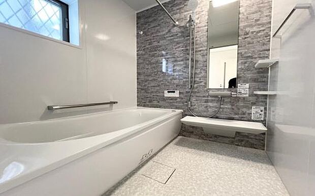 《浴室》 ■体を洗う、温まるだけの場所から心身ともに快適な空間へと進化したバスルーム。一日の疲れが癒される優雅な時間を堪能してください。