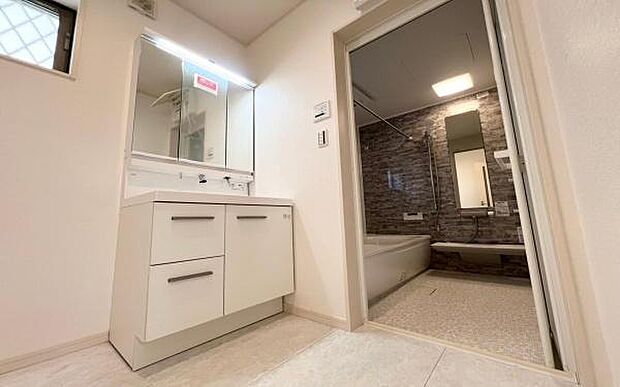 《洗面化粧台》 ■使いやすいシャープなデザインの洗面化粧台。