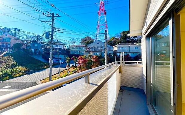 《バルコニー》 ■陽当りも良く、洗濯物も良く乾きそうです。目の前には気持ちの良い青空が広がります。前面に高い建物がないので開放的で開けた眺望が望めます。
