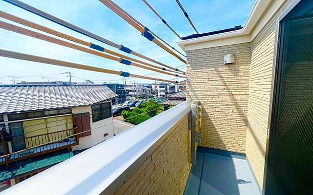 《バルコニー》　■陽当りも良く、洗濯物も良く乾きそうです。