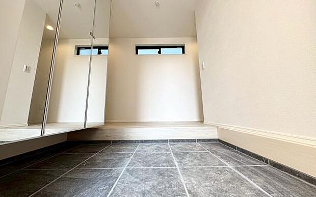 《玄関》■玄関ホールにもゆとりをもった設計ですので第一印象が違います。