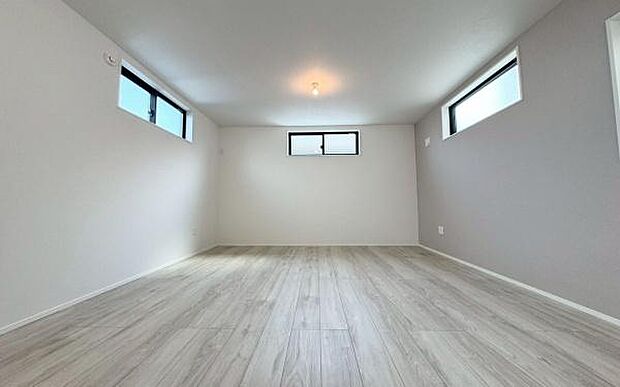 《リビングダイニング》　■開放的で広いリビング。のびのびとくつろげるリビングは、家族のコミュニケーションの場として、みんなが集まる憩いの場所に。