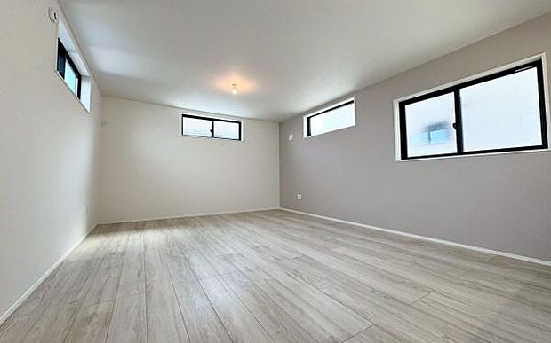 《リビングダイニング》　■豊かな光が照らすこの場所は、たわいもない会話を楽しみ、ゆったりとした時間を過ごす場所。家族の日常が刻まれる大切な空間です。