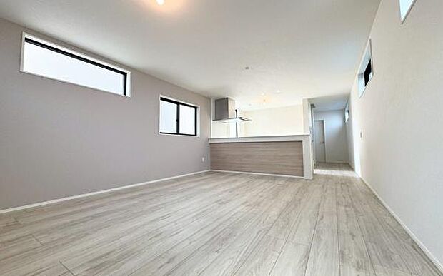 《リビングダイニング》　■開放的で広いリビング。のびのびとくつろげるリビングは、家族のコミュニケーションの場として、みんなが集まる憩いの場所に。