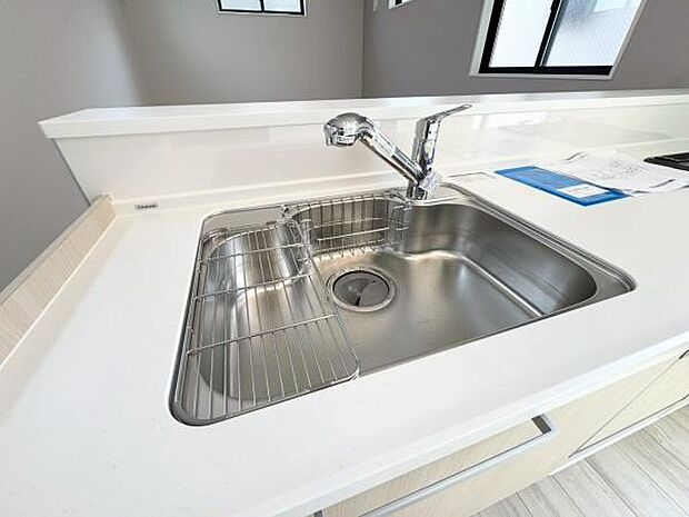 《システムキッチン》　■ステンレス製シンク。幅と奥行きがありますので、食器洗時のストレスも減りそうです。