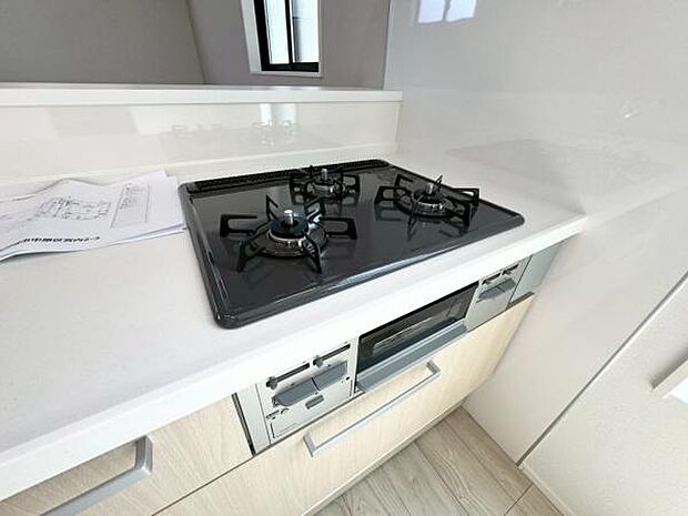 《キッチン・ガスコンロ》　■三口タイプのガスコンロで、お料理の幅も広がります。