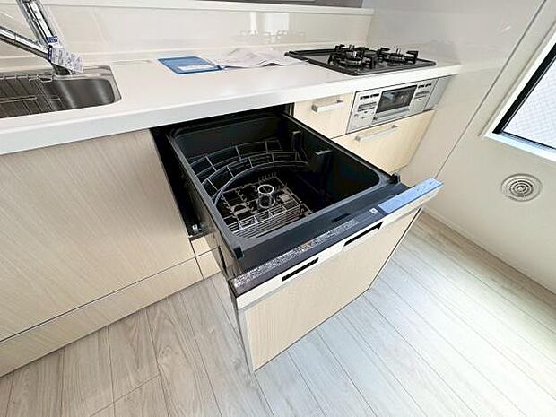 《食器洗い乾燥機》　■食事後もゆっくり過ごせる食器洗い乾燥機を設置。