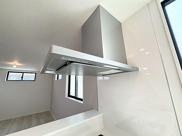 《レンジフード》　■調理中の油煙やニオイを効率よく吸引するレンジフード。稼働音も静かです。
