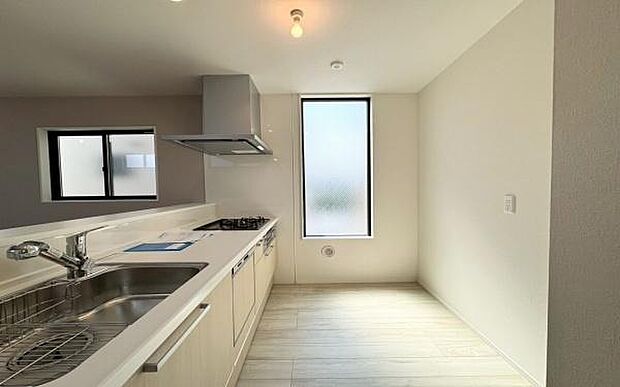 《システムキッチン》　■家族が集う楽しく親子の会話も弾むキッチン。明るく清潔で使い勝手のいいキッチンには、いつも家族の笑顔があふれています。