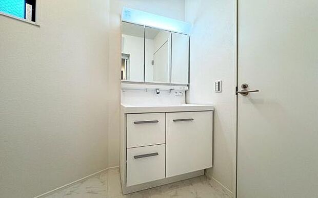 《洗面化粧台》　■使いやすいシャープなデザインの洗面化粧台。